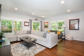 Smart TV, fireplace, video games, books - Townsend Gem: Retreat with Hot Tub & Fire Pit (Townsend)