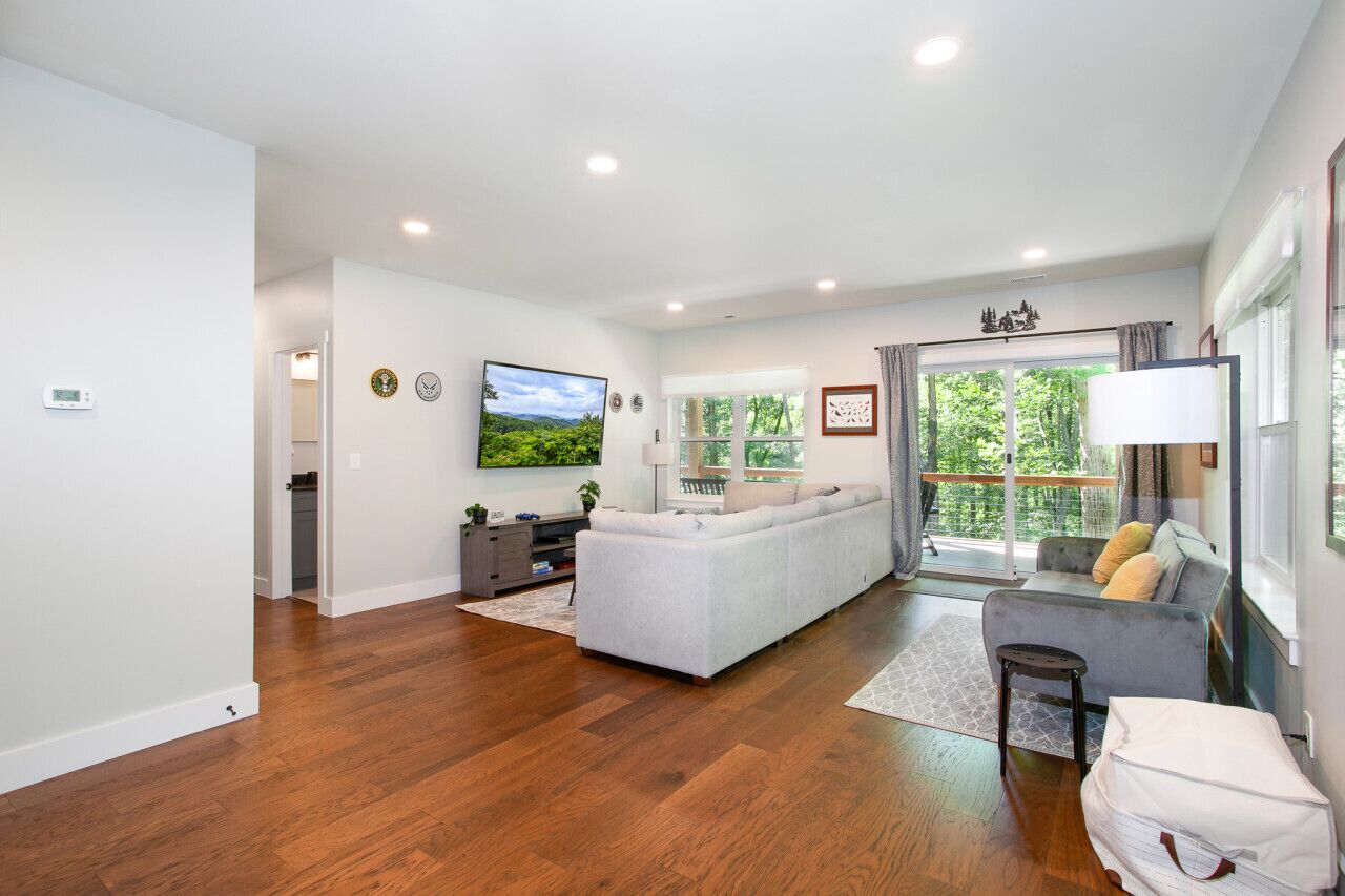 Smart-tv, eldstad, tv-spel och böcker