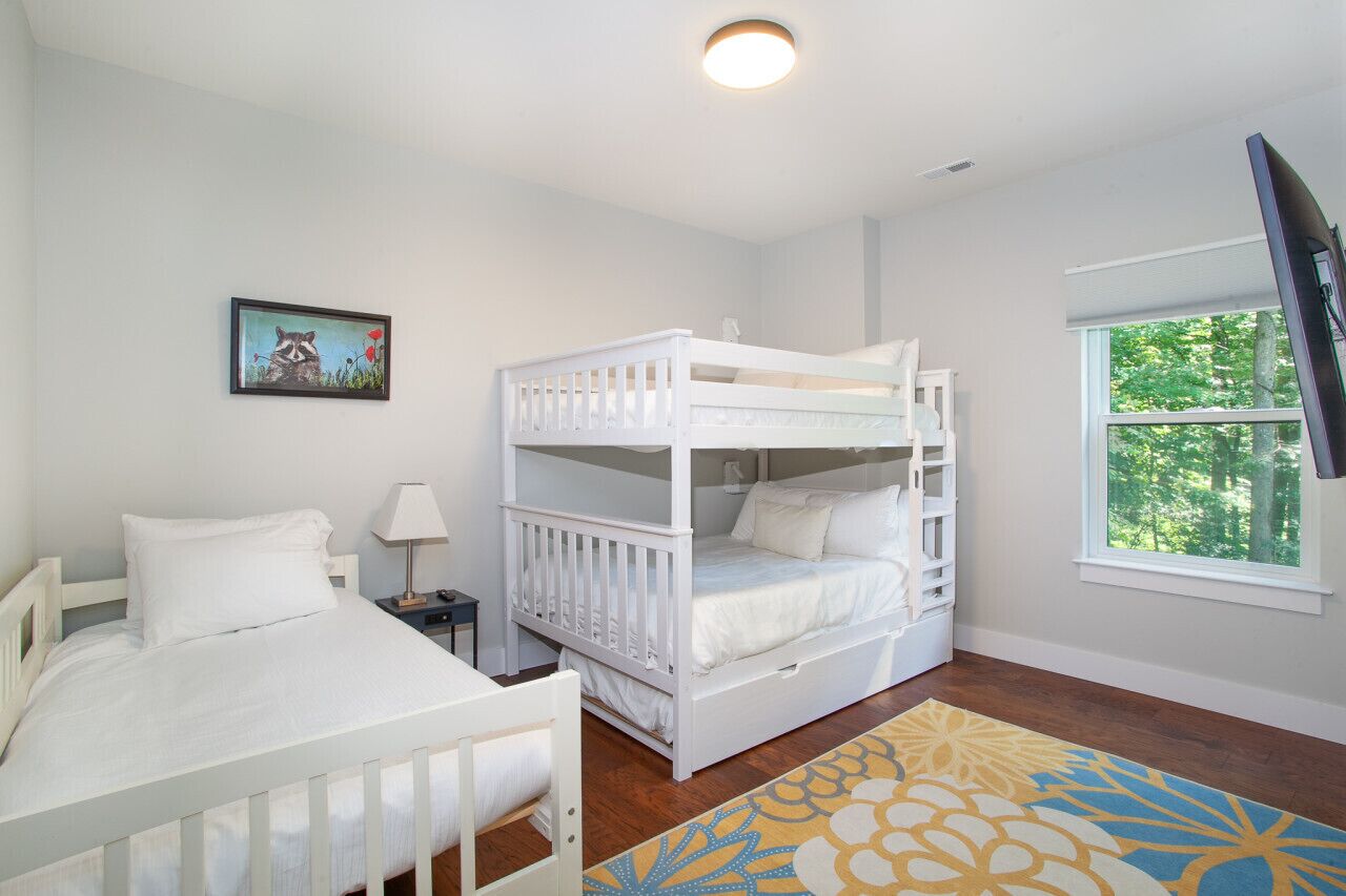 3 chambres, bureau, fer et planche à repasser, lit de bébé portatif