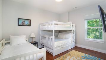 3 habitaciones, escritorio y tabla de planchar con plancha