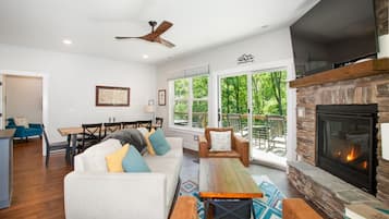 Smart-TV, Kamin, Videospiele, Bücher