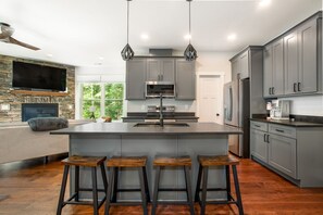 ثلاجة، ميكروويف، فرن، موقد طهي مسطح