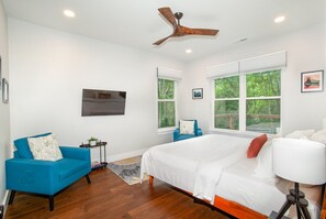 3 habitaciones, escritorio y tabla de planchar con plancha