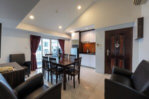 Standard-Apartment, 2 Schlafzimmer | Zimmersafe, kostenloses WLAN, Bettwäsche