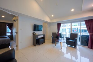 In-room safe, free WiFi, bed sheets - New Nordic Suite 5 by Apartwell (Pattaya)
