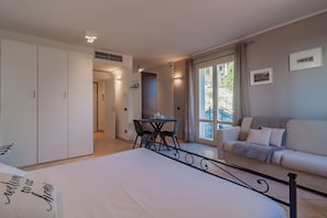 Departamento, vista al lago | 1 habitación y espacio para trabajar con laptop 