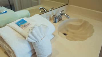 SĂšche-cheveux, serviettes fournies, savon, shampoing