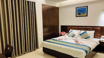 Deluxe Double Room, Sea View | Desk, laptop workspace, soundproofing, free WiFi