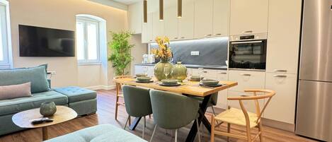 Comfort Apartment, City View | In-room dining