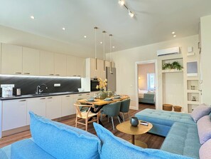 Departamento Confort, vista a la ciudad | Área de sala de estar