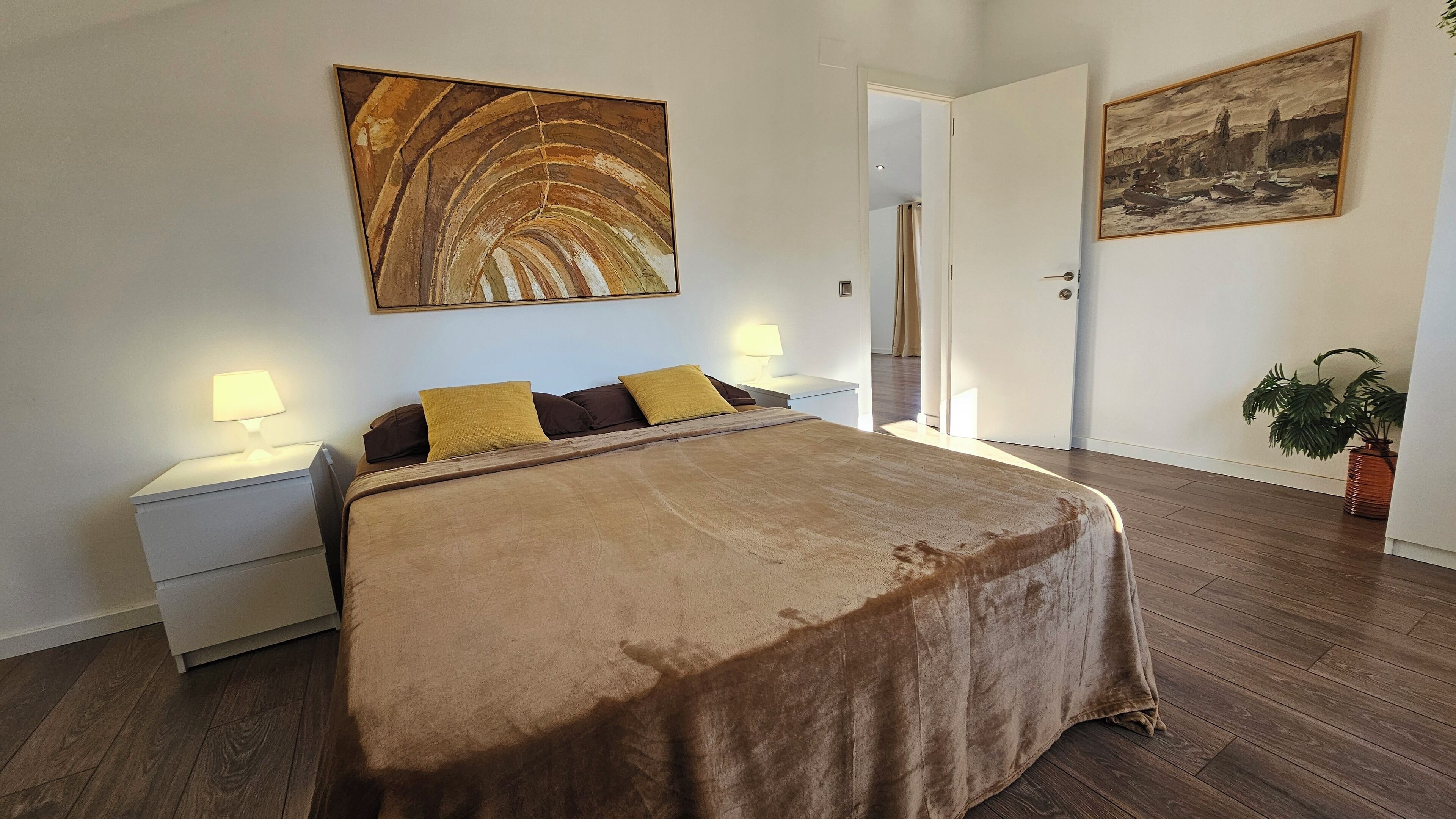 6 chambres, coffres-forts dans les chambres, bureau