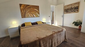 6 bedrooms, in-room safe, desk, iron/ironing board