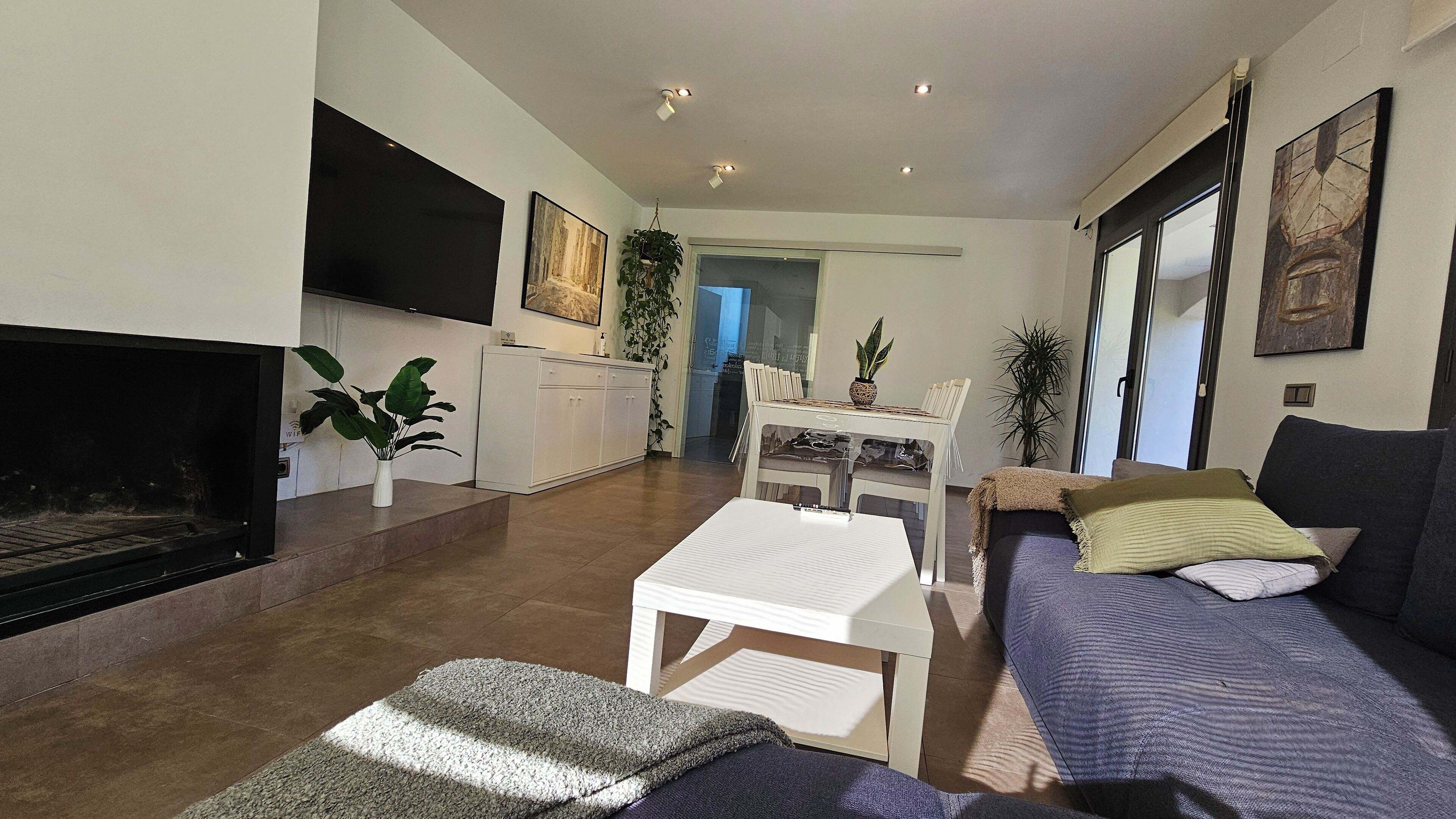 Smart TV, fireplace, table tennis