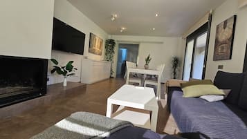 Smart TV, fireplace, table tennis