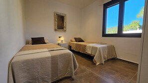 6 camere, una cassaforte in camera, una scrivania, ferro/asse da stiro