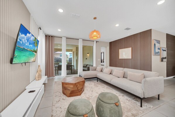 TV - EV_8919 - 7 Bed 6.5 Bath Villa with Screened-In Private Pool with Spillover Spa, (Kissimmee)