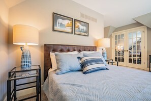 3 bedrooms, desk, iron/ironing board, free WiFi - Blacksmith Lodge at The Morris Estate in Southwest Michigan (Niles)