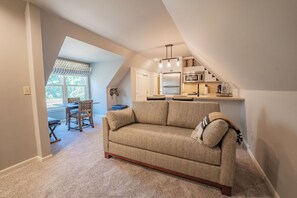 Smart TV, fireplace, books - Blacksmith Lodge at The Morris Estate in Southwest Michigan (Niles)