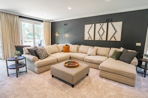 Smart TV, fireplace, books - Blacksmith Lodge at The Morris Estate in Southwest Michigan (Niles)