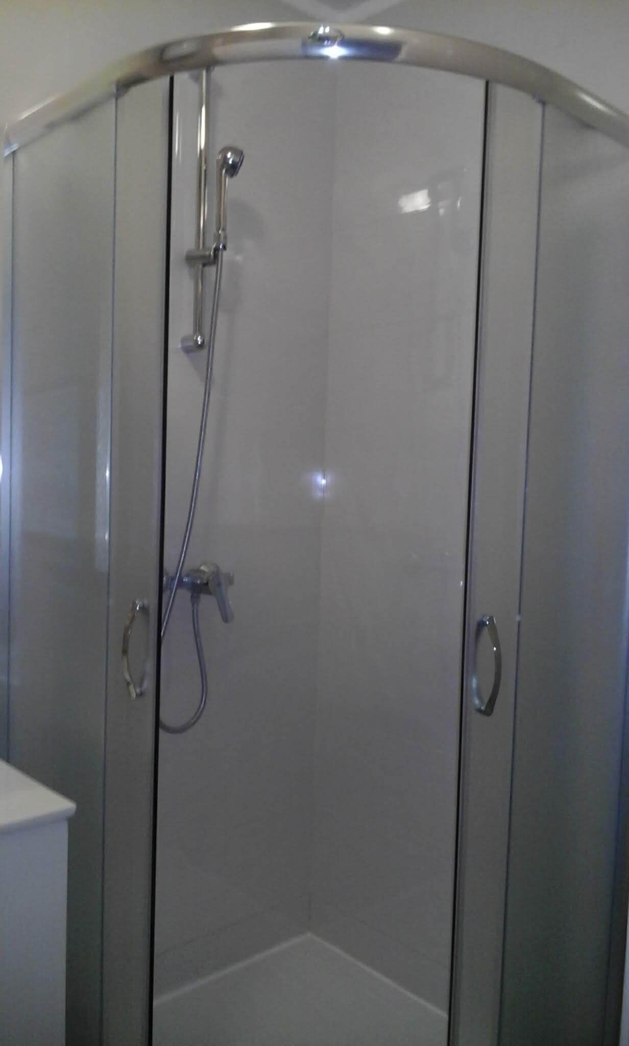 Umweltfreundliche Kosmetikartikel, Haartrockner, Handtücher, Seife