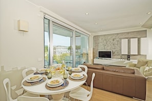 Apartamento, vista para a piscina | Opções para refeição no quarto