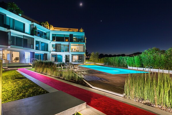 Fassade der Unterkunft – Abend/Nacht