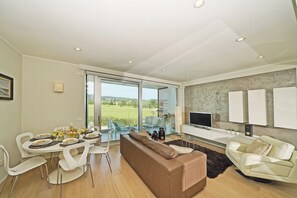 Apartment, Poolblick | Wohnbereich | 35-Zoll-Fernseher mit Digitalempfang