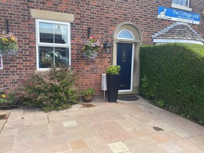 House | Exterior - Charming Green Retreat in Idyllic Eccleston (Chorley)