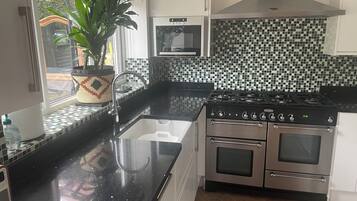 Rumah | Dapur pribadi | Lemari es, microwave, oven, dan kompor
