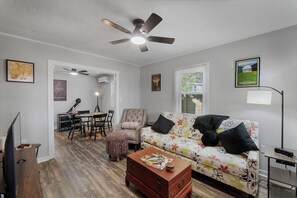 Smart TV, stereo - Cream Street Cottage in Charlottesville, VA - Steps away from Main Street (Charlottesville)