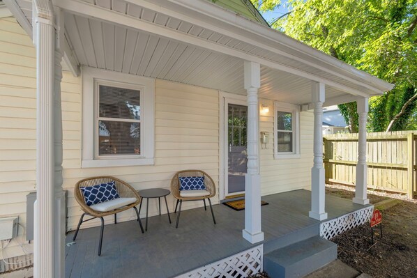 Terrace/patio - Cream Street Cottage in Charlottesville, VA - Steps away from Main Street (Charlottesville)