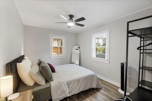 2 bedrooms, iron/ironing board, free WiFi, bed sheets - Cream Street Cottage in Charlottesville, VA - Steps away from Main Street (Charlottesville)