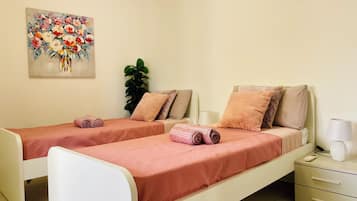 2 bedrooms, iron/ironing board, free WiFi, bed sheets