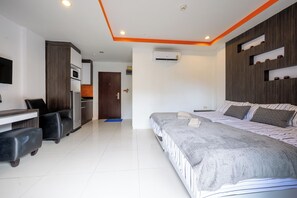 Basic Studio, Balcony