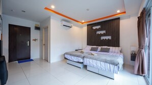Basic Studio, Balcony