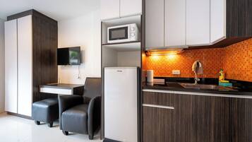 Basic Studio, Balcony | Private kitchenette