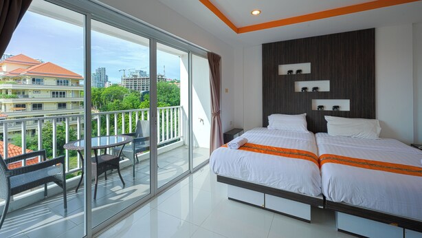 Basic Studio, Balcony