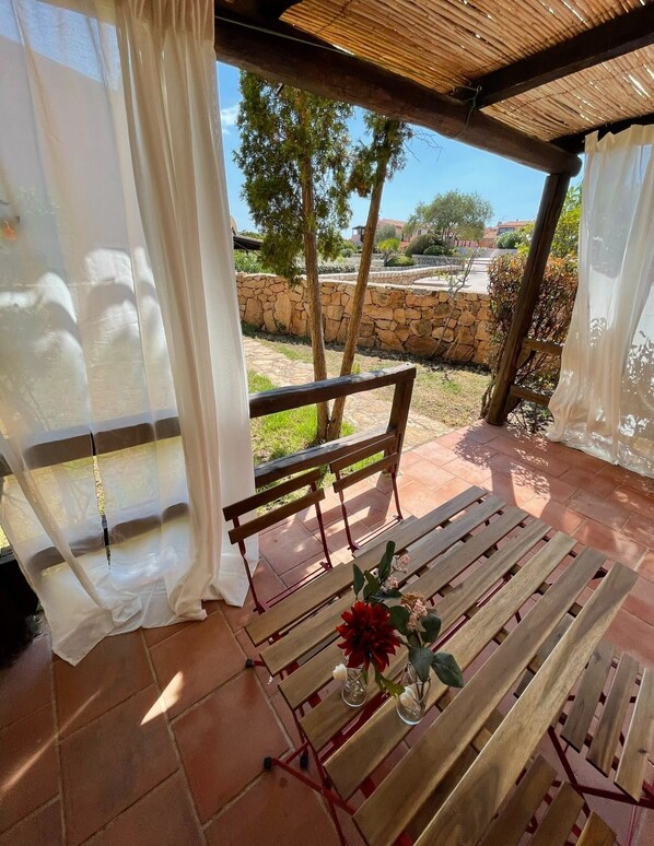 Terrace/patio - Two-room apartment for 4 people with garden and patio located in the heart of Porto Pollo. (Porto Pollo)