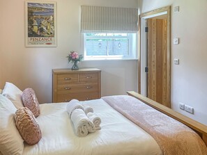 3 bedrooms, free WiFi, bed sheets - 3 bedroom accommodation in Buryas Bridge, near Penzance (Buryas Bridge, near Penzance)