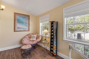 TV - Heated Pool home with Hot Tub, 2 Blocks to Beach and 1 Mile North of Flagler Ave (New Smyrna Beach)