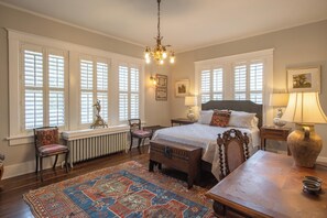 6 bedrooms, iron/ironing board, WiFi, bed sheets