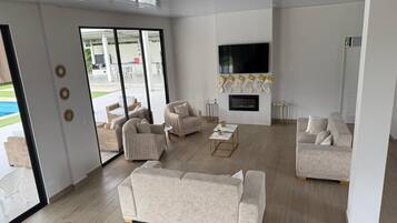 智能电视、壁炉