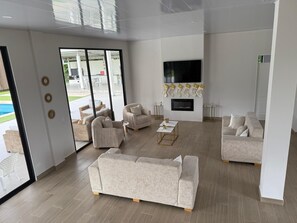 Smart-tv och eldstad