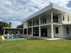 Exterior - Escape to Serenity: Luxurious Villa with Pool and Breathtaking Views (Restrepo)