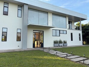 Exterior - Escape to Serenity: Luxurious Villa with Pool and Breathtaking Views (Restrepo)