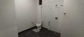 تجهيزات دش، مناشف، صابون، ورق حمّام