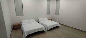 5 عدّة غرف نوم ومكواة/لوح كي وواي فاي مجانًا وملاءات أسرّة