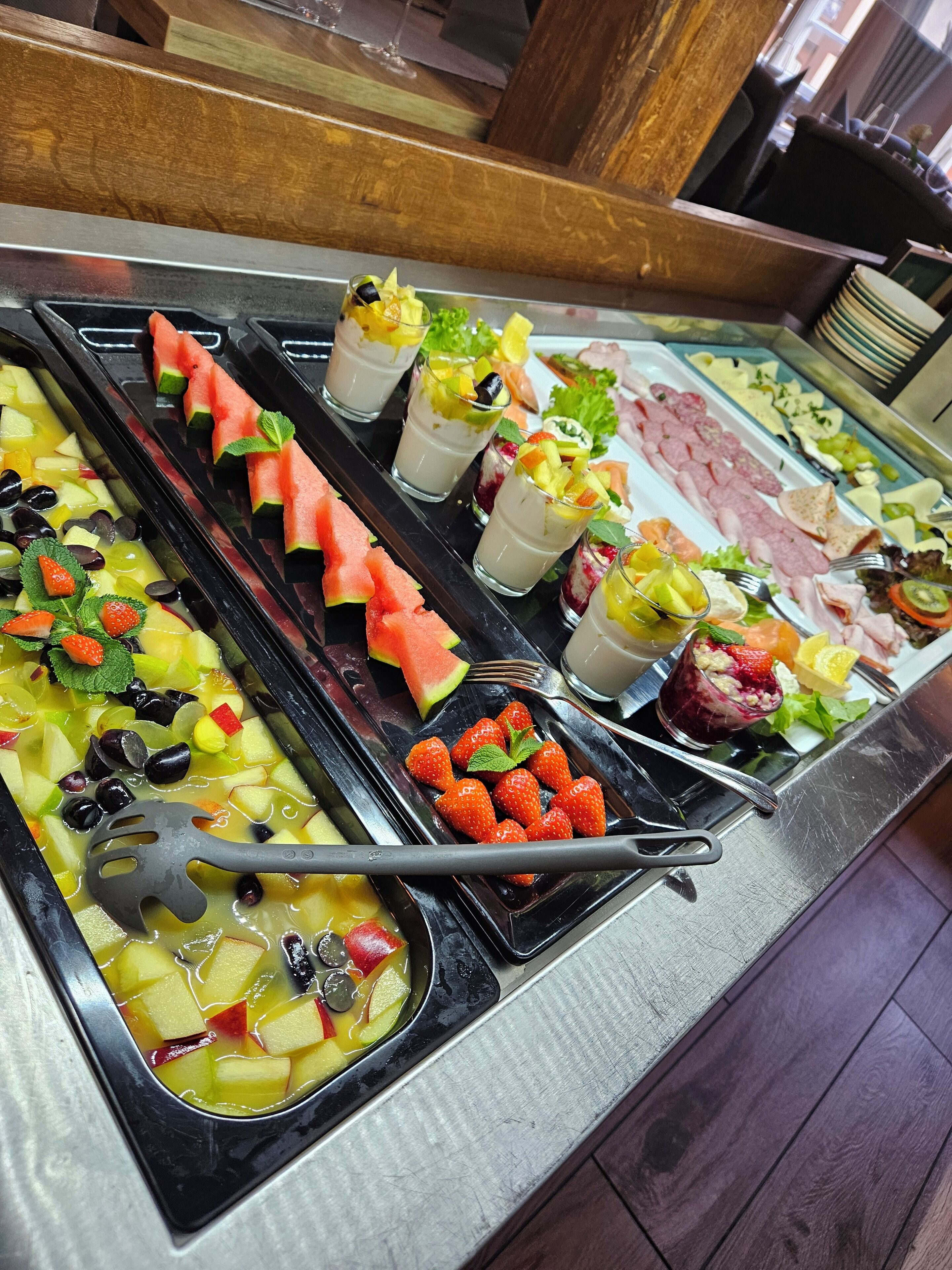 Buffet breakfast for a fee on weekdays