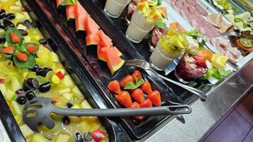 Buffet breakfast for a fee on weekdays
