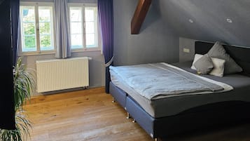 Comfort suite, uitzicht op de stad | Een bureau, een laptopwerkplek, verduisterende gordijnen, gratis wifi